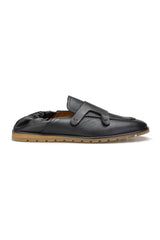 Seitliche Perspektive des Loafer mit geschlossenen Schlüpferverschluss und runden Schuhspitze.
