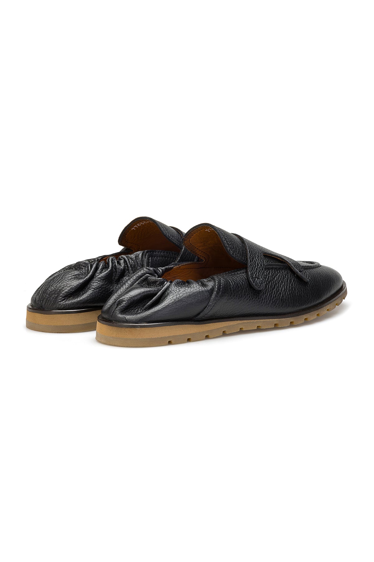 Loafer getragen an einem sonnigen Straßentag – stilvoller Sommerlook in Schwarz.