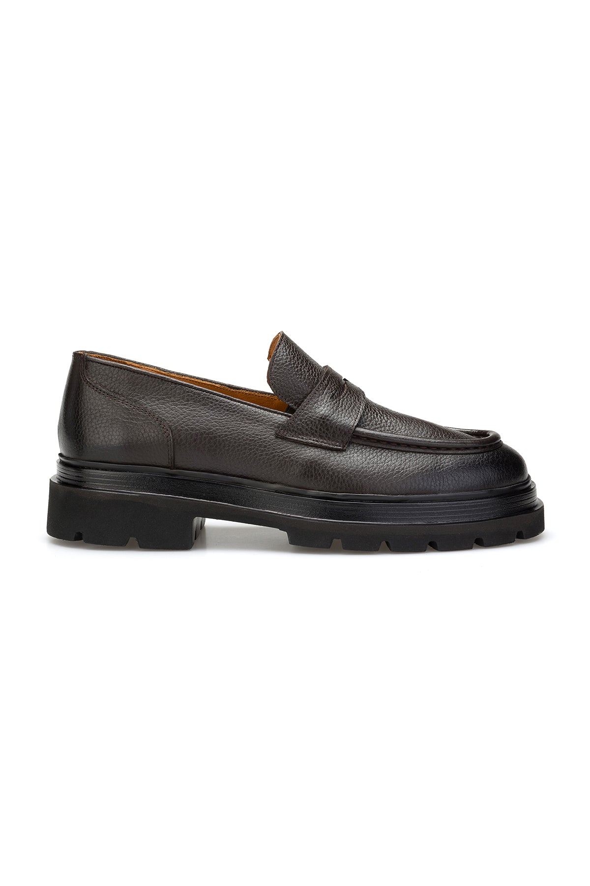 Seitliche Aufnahme der handgefertigten Casual Schuhe in Braun