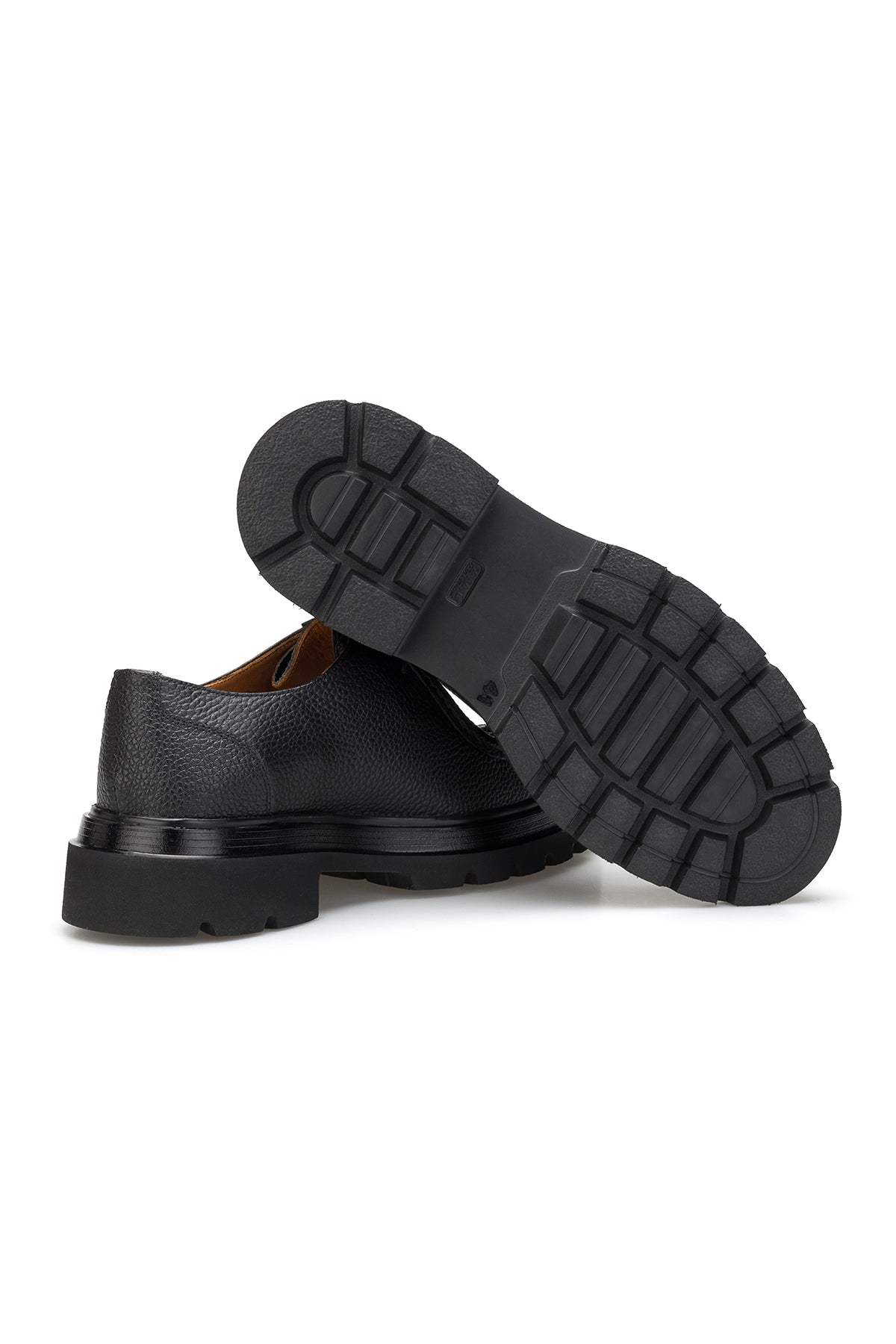 Vue détaillée des œillets de laçage d'une bottine à lacets en cuir noire