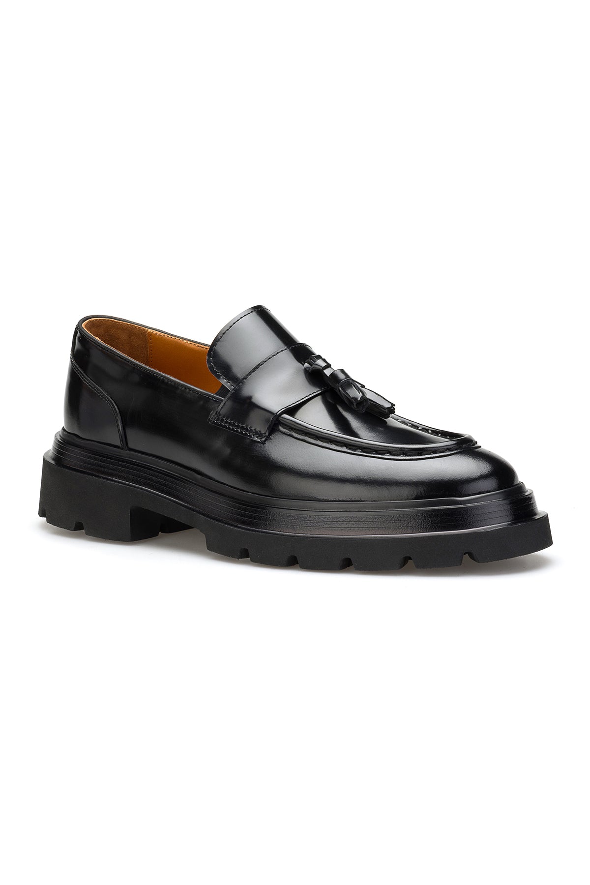 Nahaufnahme der EVA-Sohle des schwarzen Glanzleder-Casual-Schuhes