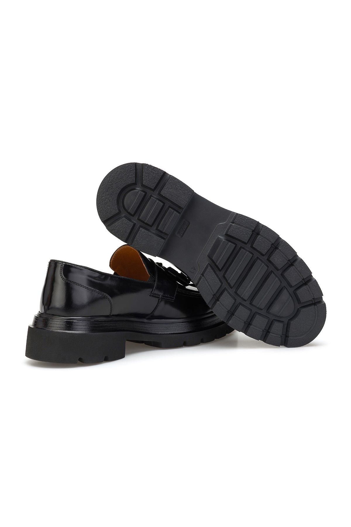 Detailaufnahme der feinen Nähte des schwarzen Glanzleder-Casual-Schuhes