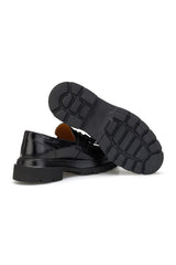 Detailaufnahme der feinen Nähte des schwarzen Glanzleder-Casual-Schuhes