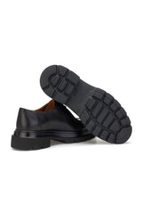 Schnürboots auf einem eleganten Schuhregal in Schwarz