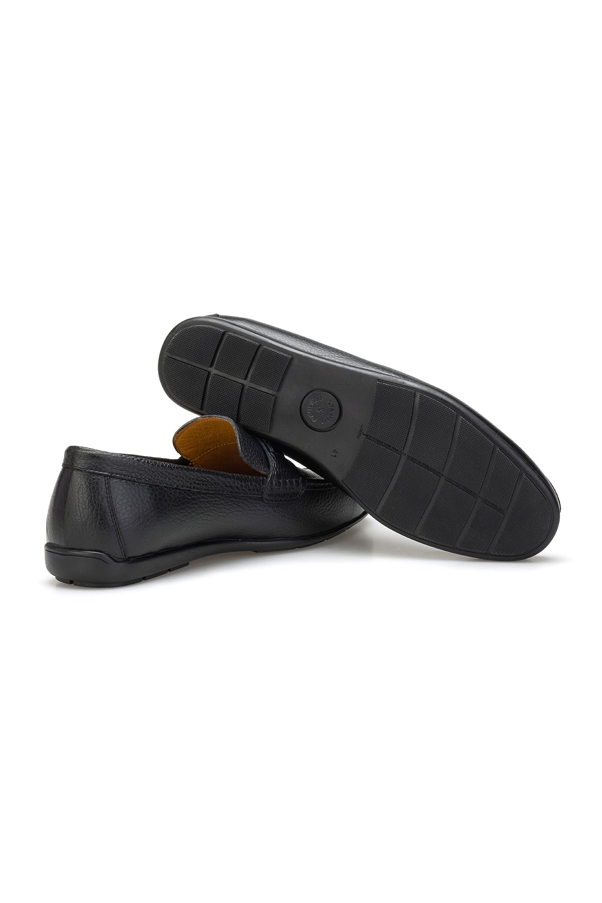Mocassins Floter en cuir noirs portés dans un cadre business élégant