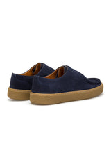 Navy Blue Casual Schuhe auf stilvoller Holzbodenfläche