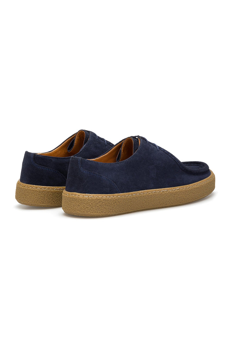 Navy Blue Casual Schuhe auf stilvoller Holzbodenfläche