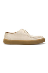 Seitliche Perspektive des handgefertigten Wildleder-Casual-Schuhs – weiche Textur und 3,5 cm Absatz.