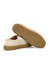 Bewegungsszene mit dem Gianni & Armando Casual Schuh – dynamische Straße, Beige Wildleder im Fokus.