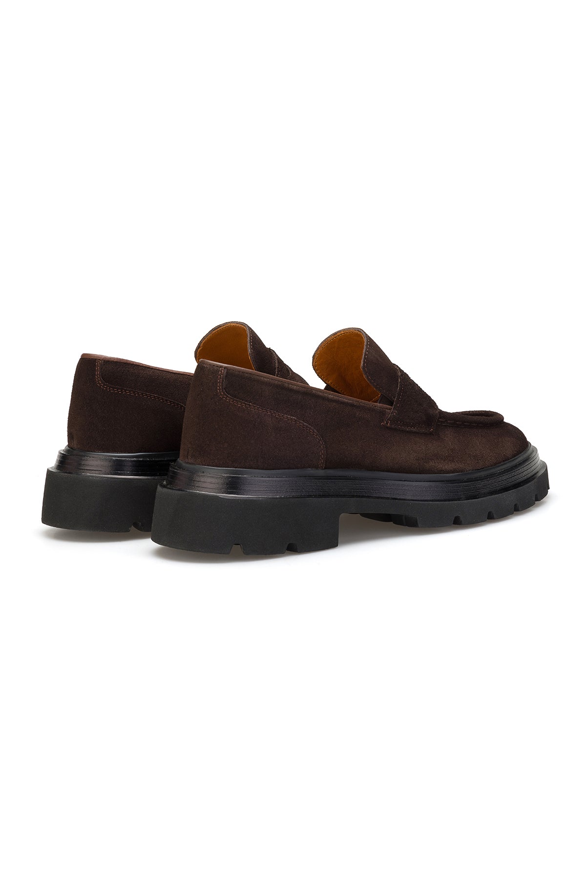 Straßenszene zeigt den Schuh im Alltag