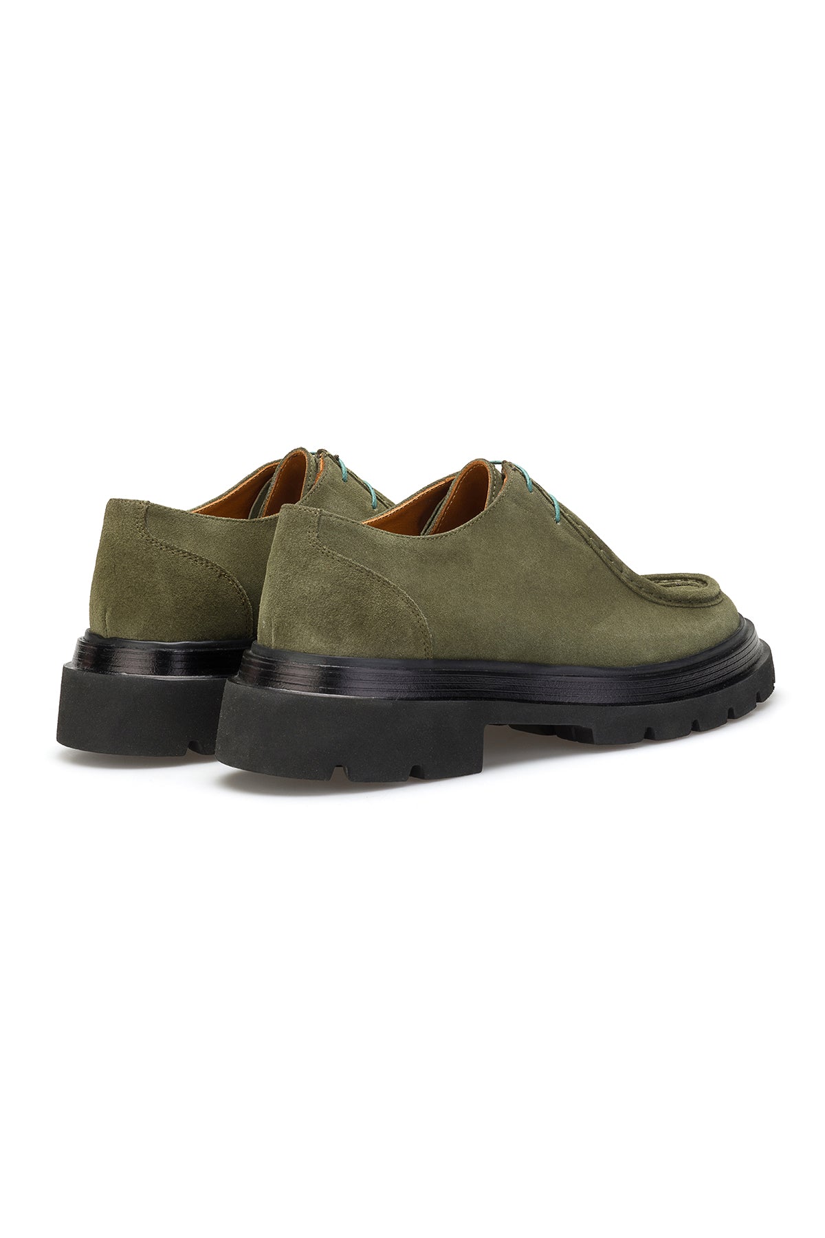 Vue arrière des boots à lacets en daim vert olive, montrant le détail de la fermeture laçée