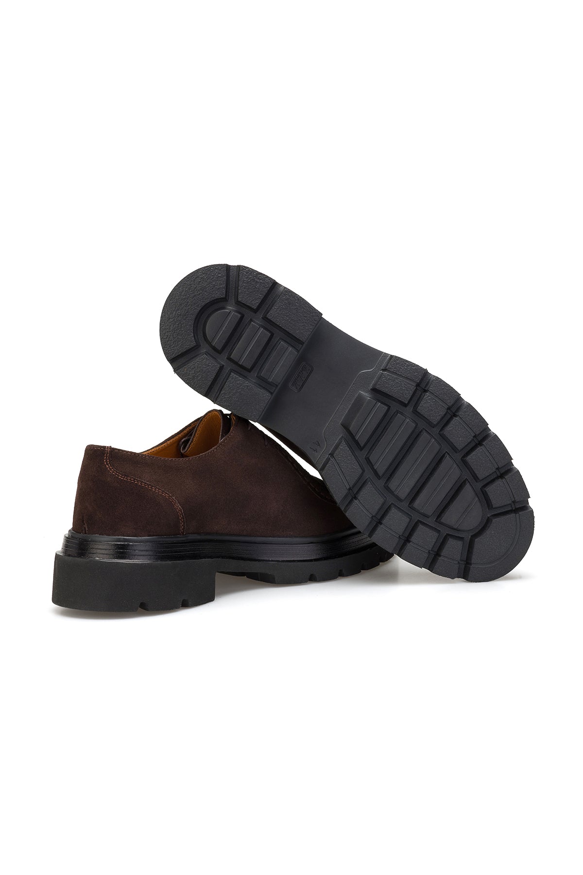 Boots à lacets portés avec une tenue de soirée élégante