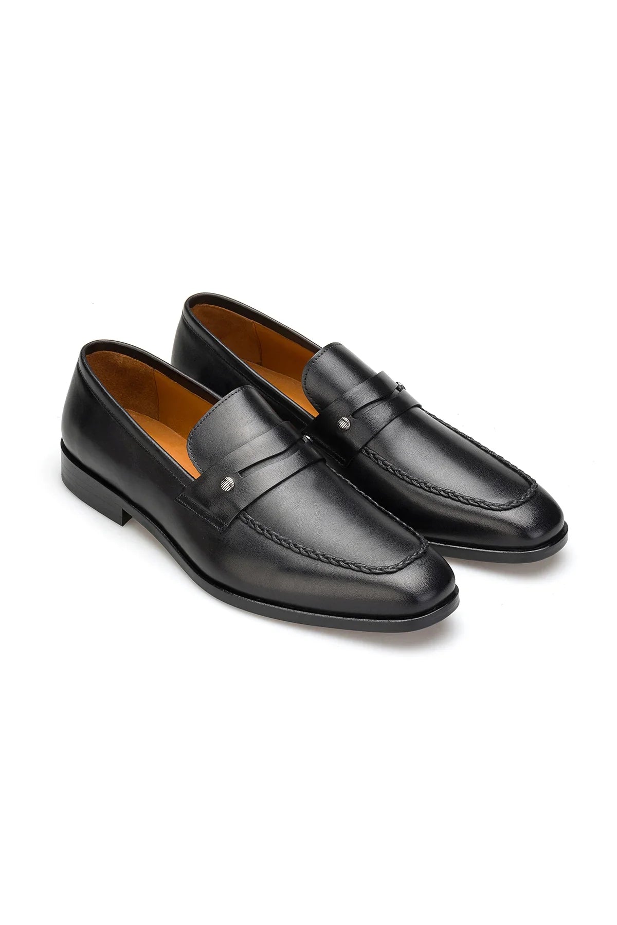 Vorderansicht eines schwarzen Business-Schuhe aus mattem Leder, schmale Spitzspitze, Schlüpferverschluss.