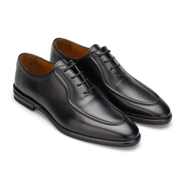 Front view of black Gianni & Armando business shoes with sleek leather upper