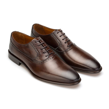 Vorderansicht eines eleganten braunen Business-Schuhe aus Rindsleder, detailreiches Lederdesign.
