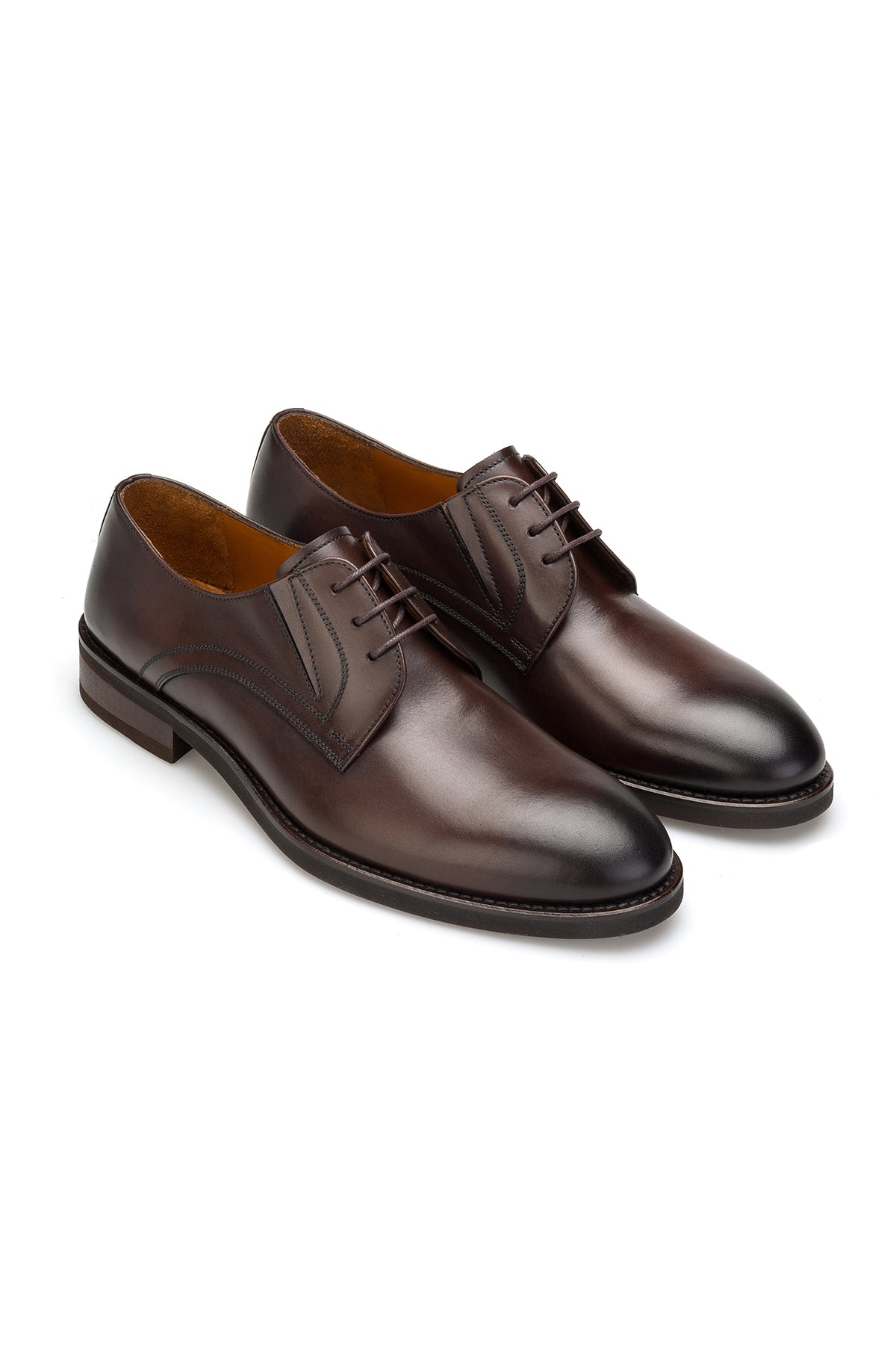 Vorderansicht des eleganten Braun Business-Schuhe aus Rindsleder
