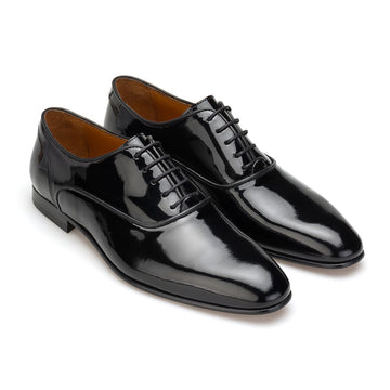 Schwarzer Lackleder Smoking Schuh – Vorderansicht mit glänzendem Obermaterial.