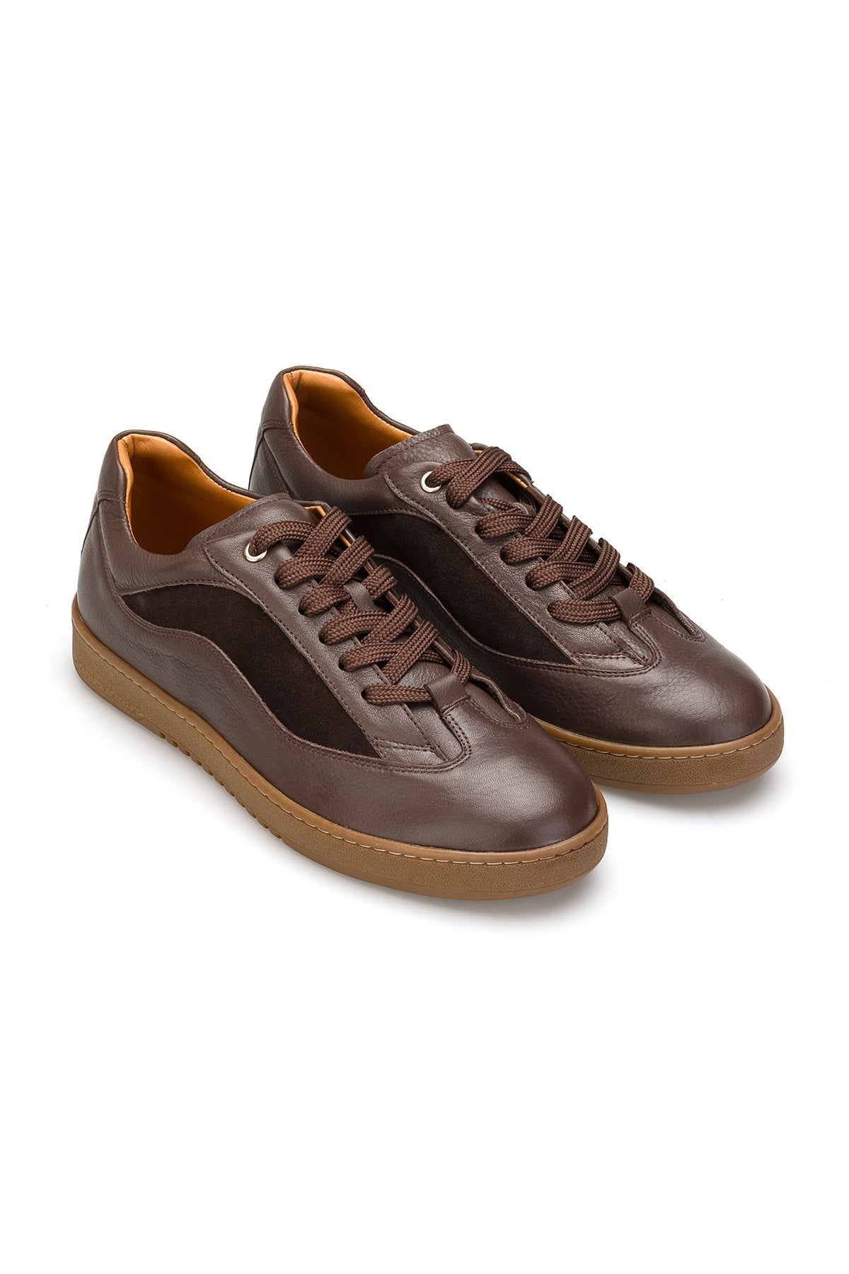 Herren Sneaker in Braun aus weichem Leder, Blick auf die geschliffene Vorderseite mit Schnürung.