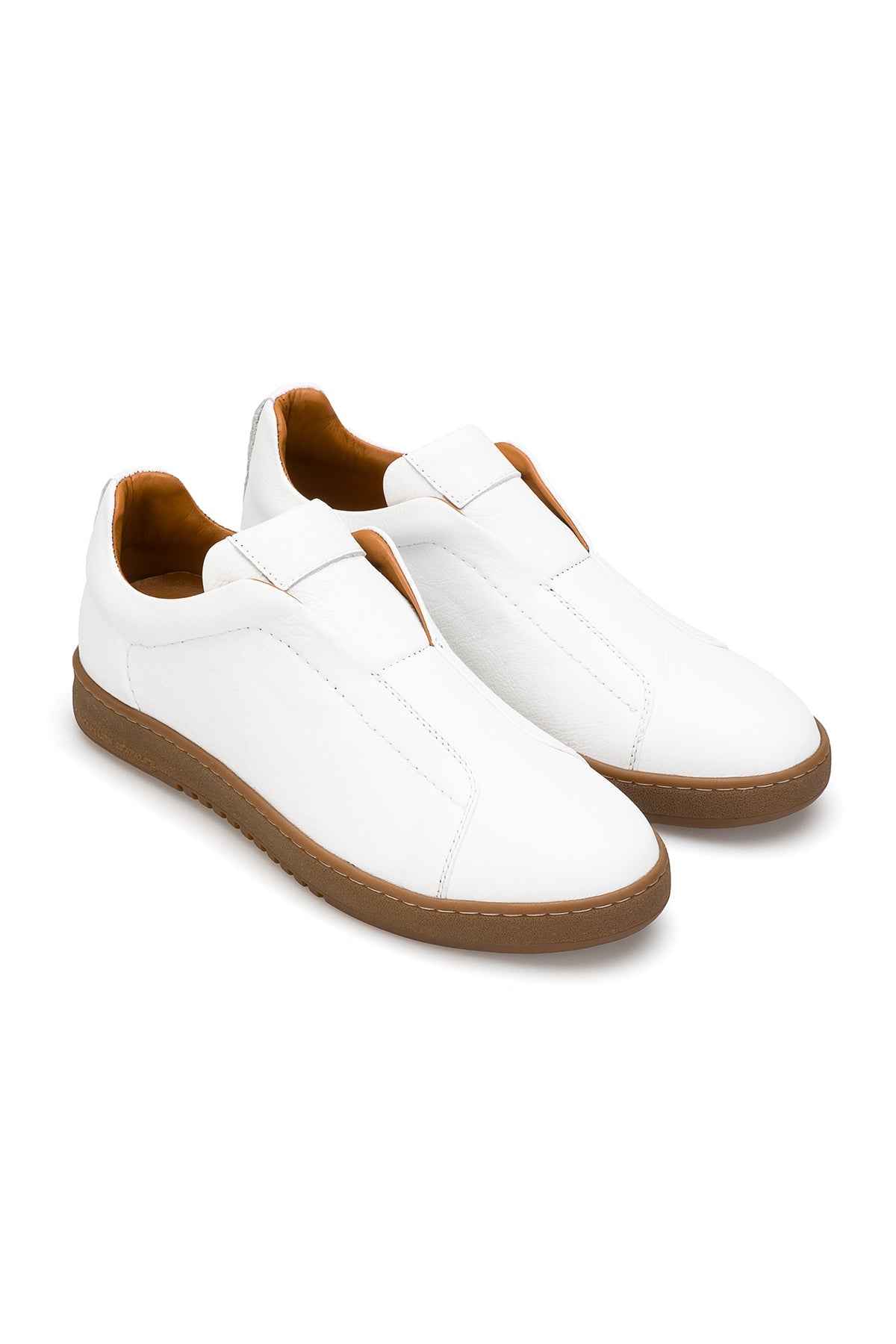 Vorderansicht der weißen Herren Sneakers aus weichem Rindsleder – elegante Details und handgefertigte Sohle