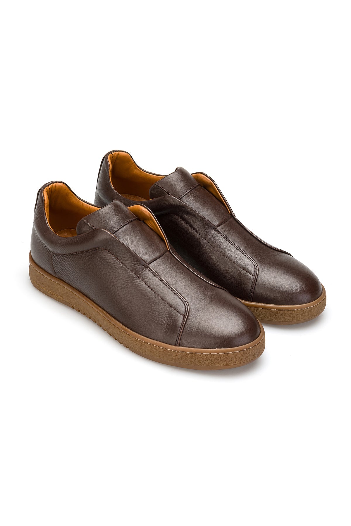 Vue de face de la sneaker homme marron en cuir de vachette souple – détails faits main