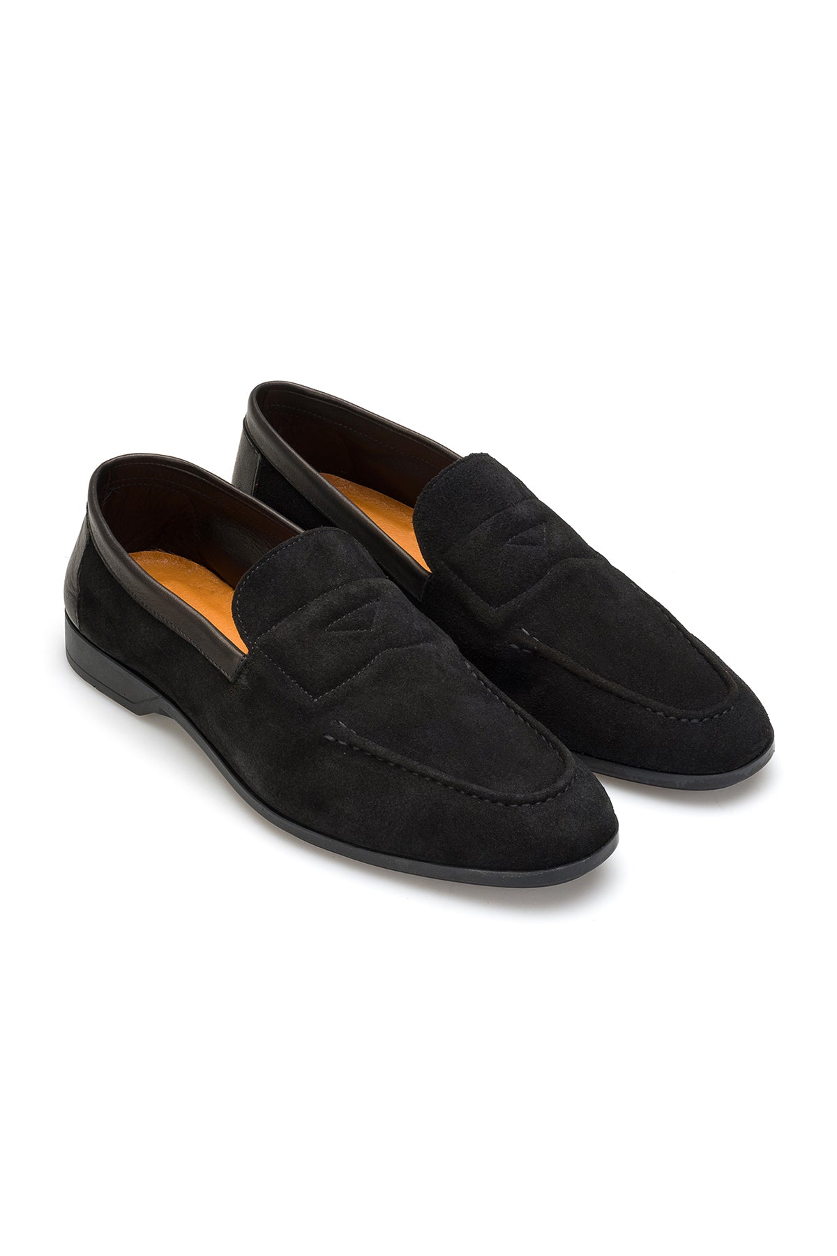 Vorderansicht eines schwarzen Wildleder-Loafers mit schlüpfer Verschluss