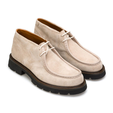 Schnürboots Wildleder Beige – Vorderansicht mit feiner Wildledertextur und geschnürtem Design