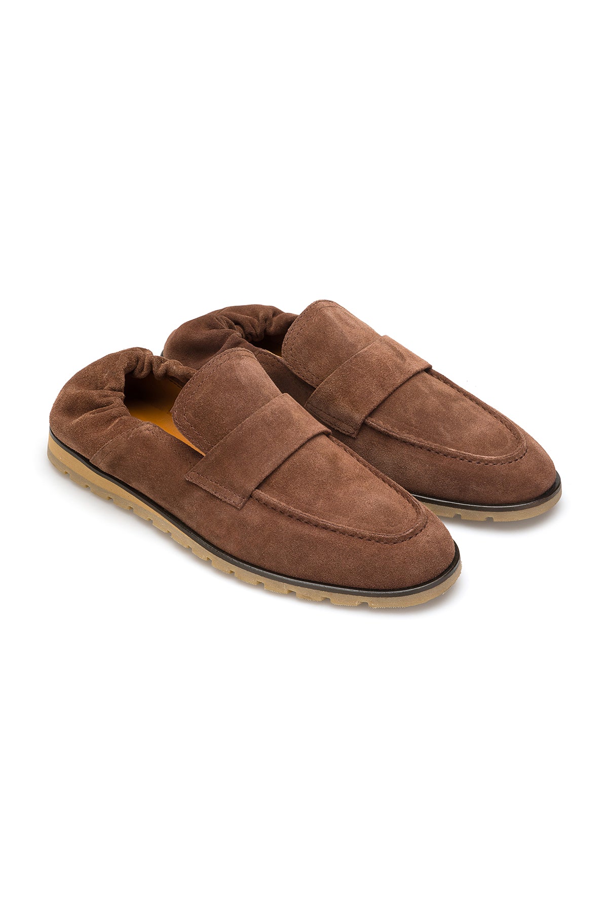 Vorderansicht eines Wildleder-Loafers in Terracotta, betont die runde Schuhspitze und das elegante Design
