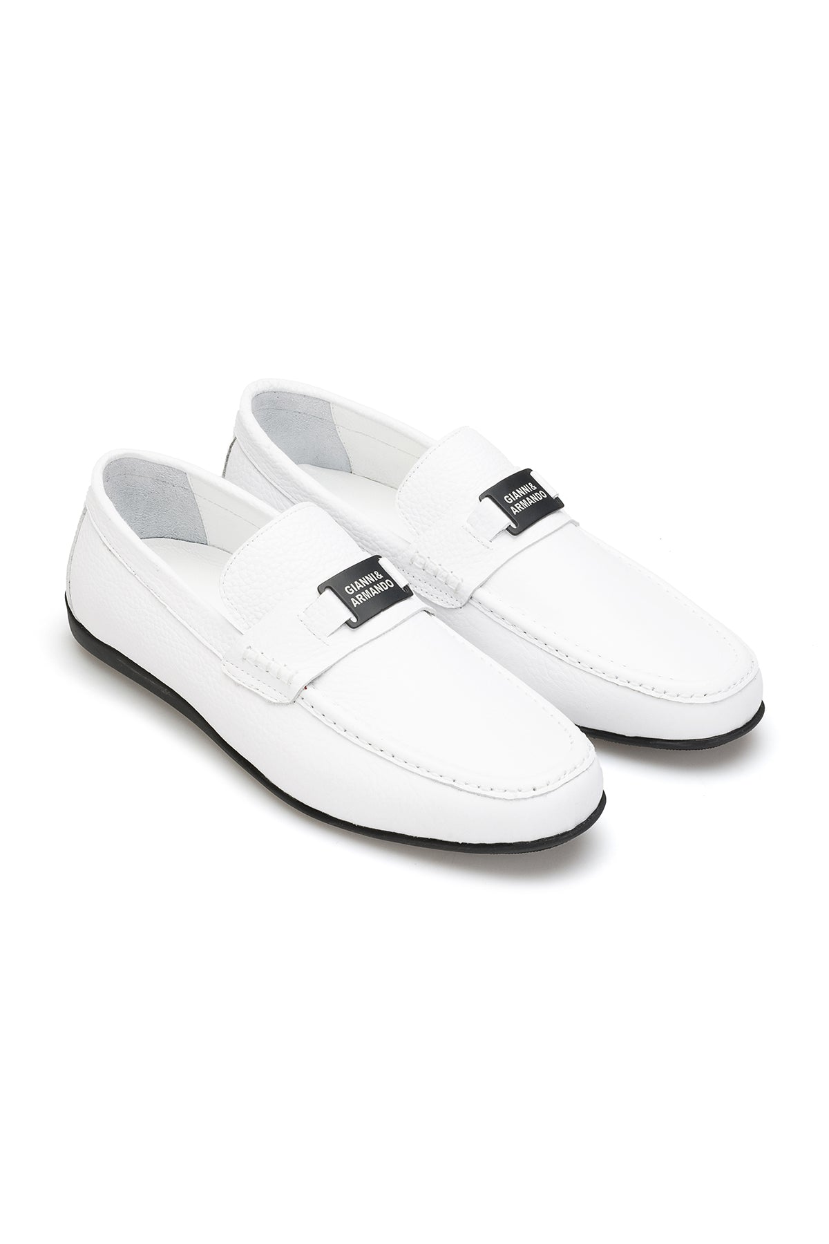 Vue de face du mocassin blanc en 100 % cuir véritable – silhouette élégante