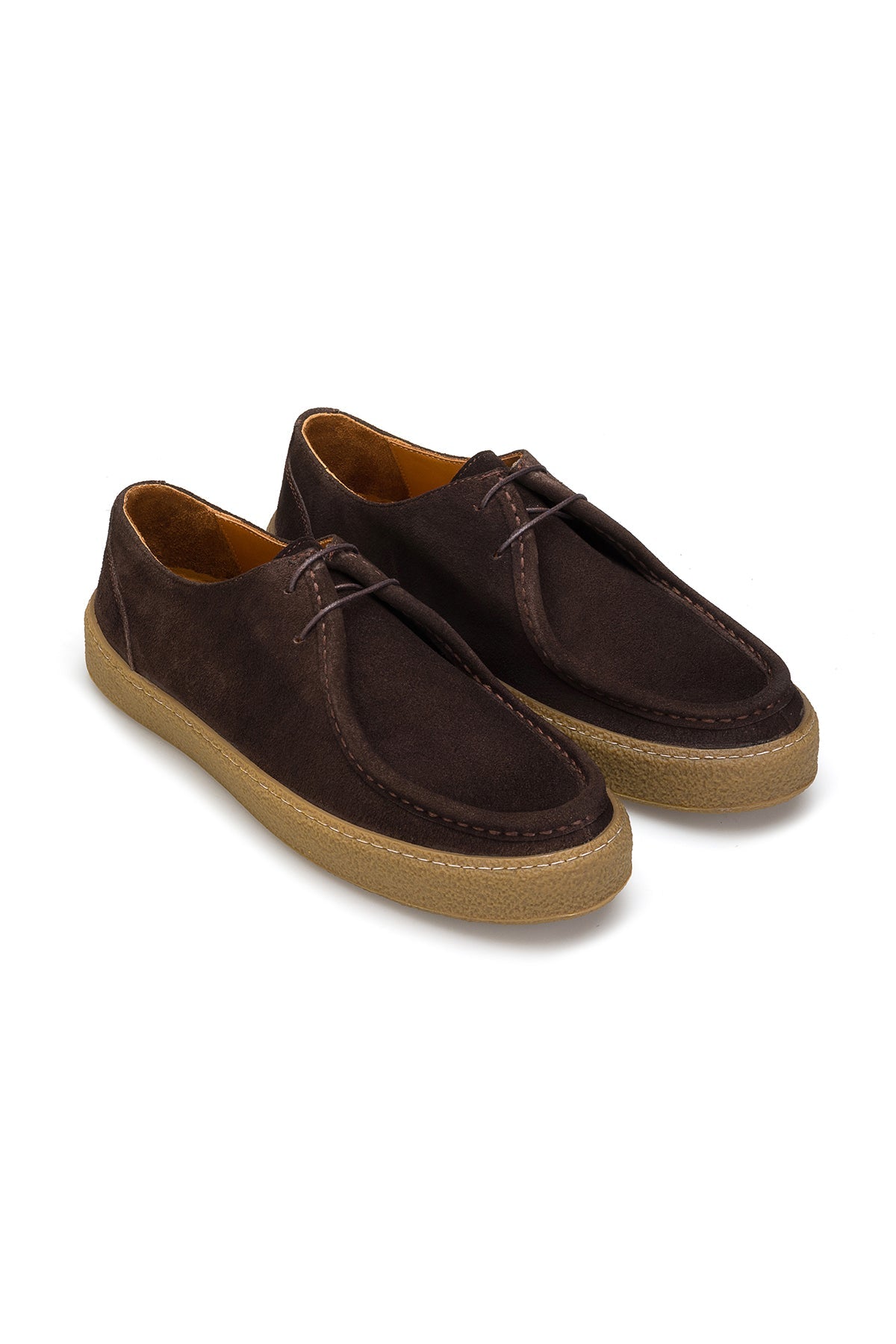 Vorderansicht des Wildleder-Casual-Schuhs in Braun – elegante Rundspitze.