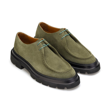 Vorderansicht der Olive Grün Wildleder Schnürboots mit feiner Wildlederstruktur