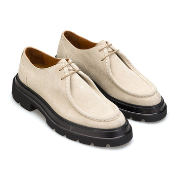 Beige Wildleder Schnürboots Frontansicht mit runder Spitze
