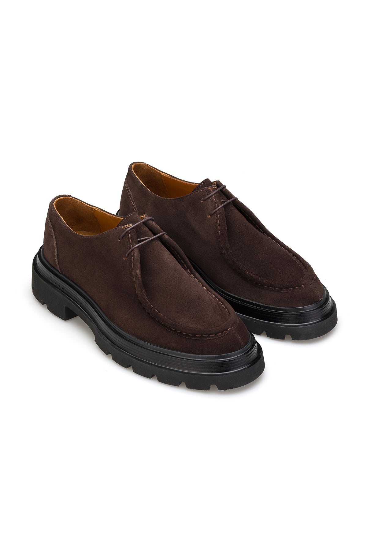 Vue de face des boots à lacets en daim marron avec fermeture à laçage fin