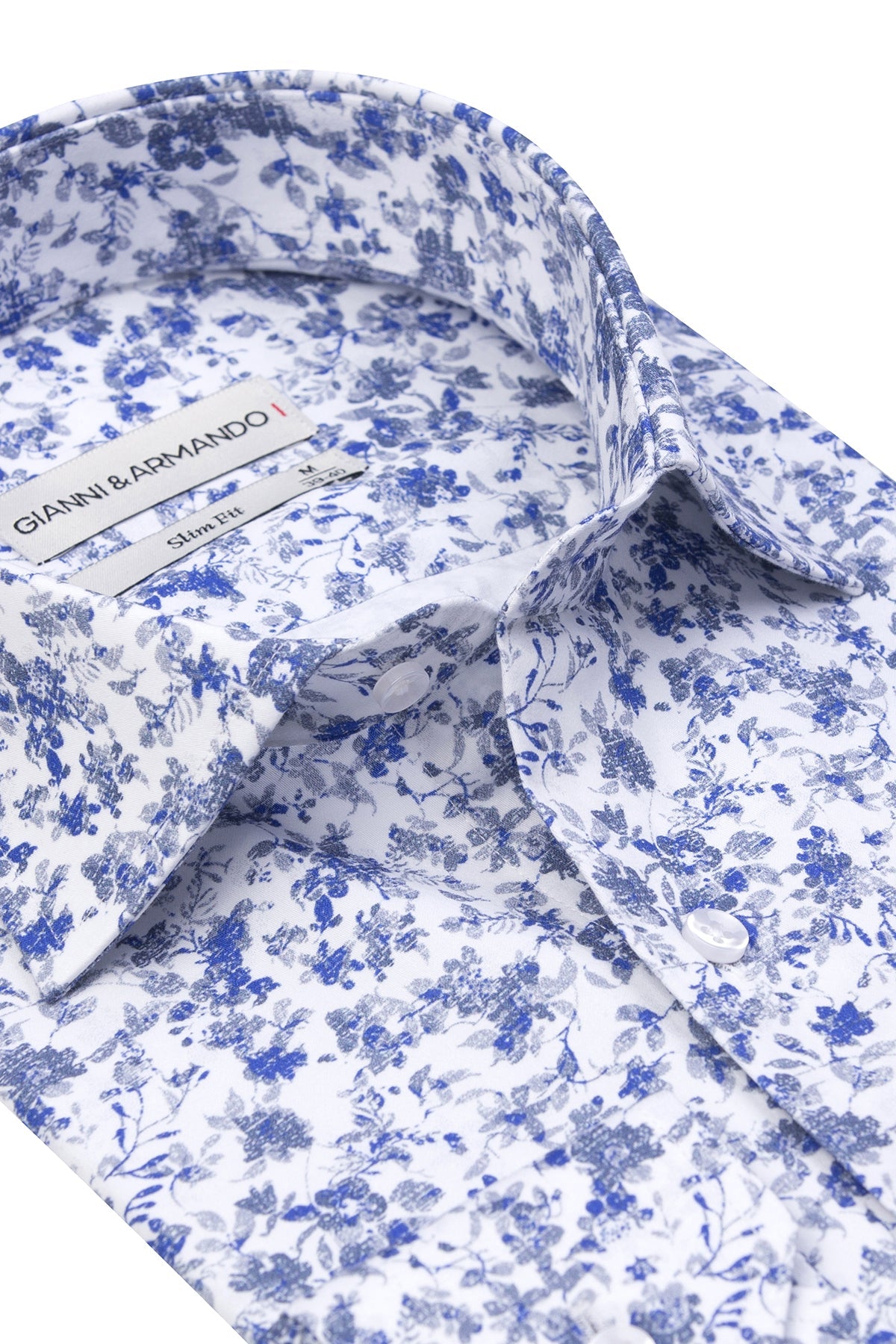 Gros plan sur le motif floral de la chemise slim fit