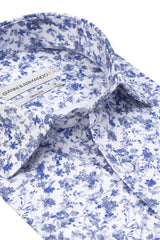 Nahaufnahme des Blumenmusters auf dem Slim-Fit Hemd