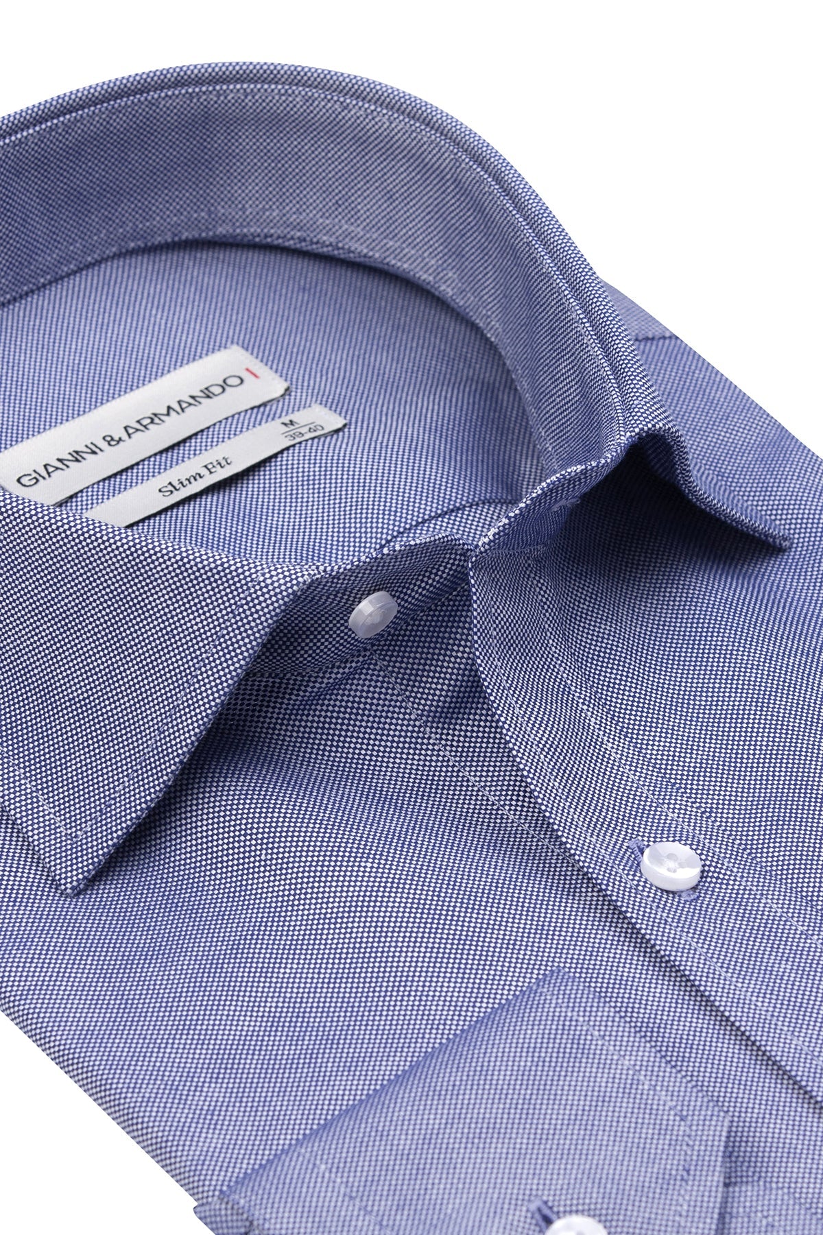 Vorderansicht des blauen Slim Fit Hemds, zeigt den klaren Kent-Kragen und die knopfgefertigte Front