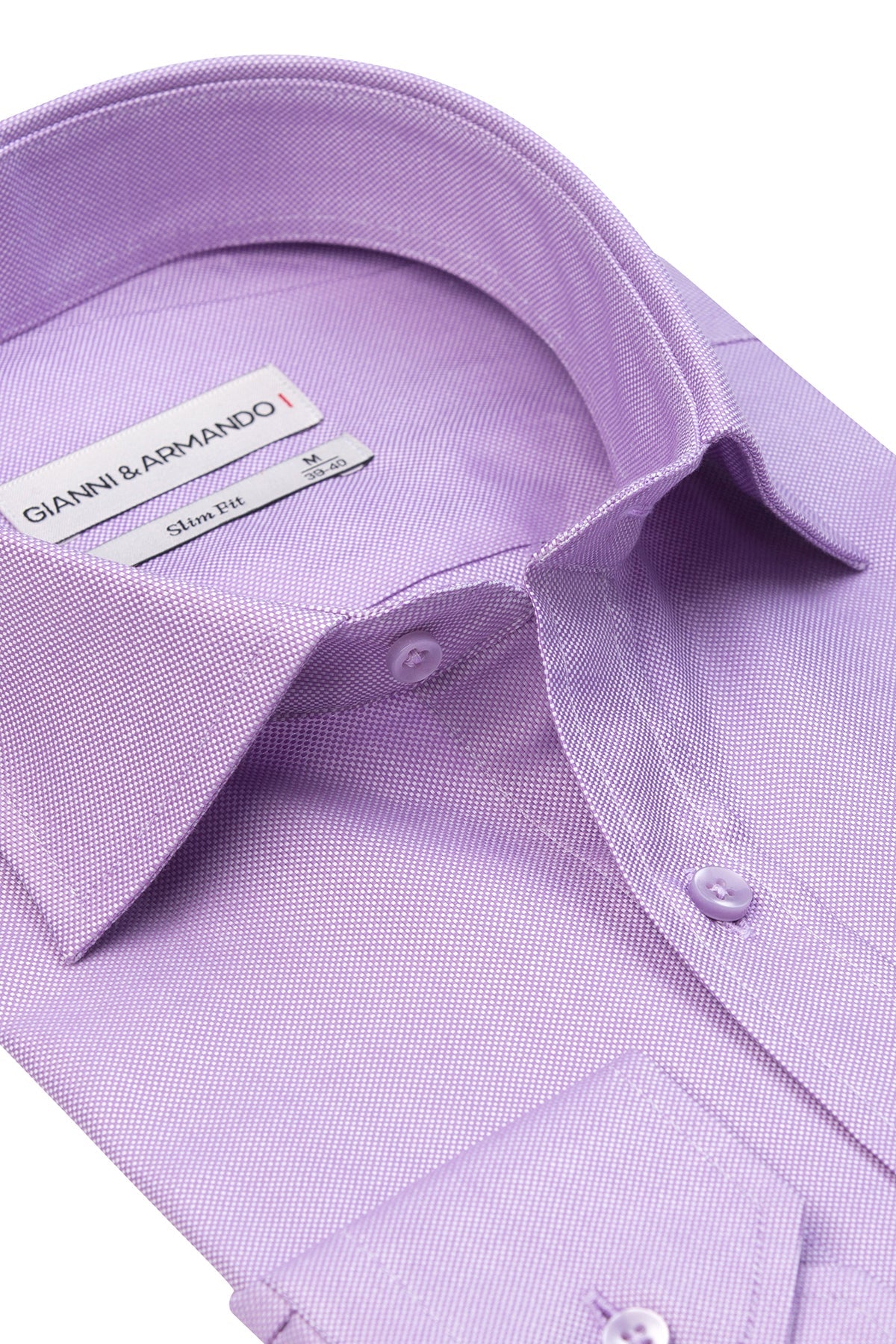 Detailaufnahme des Kent-Kragens und Button-Down-Designs des Hemds
