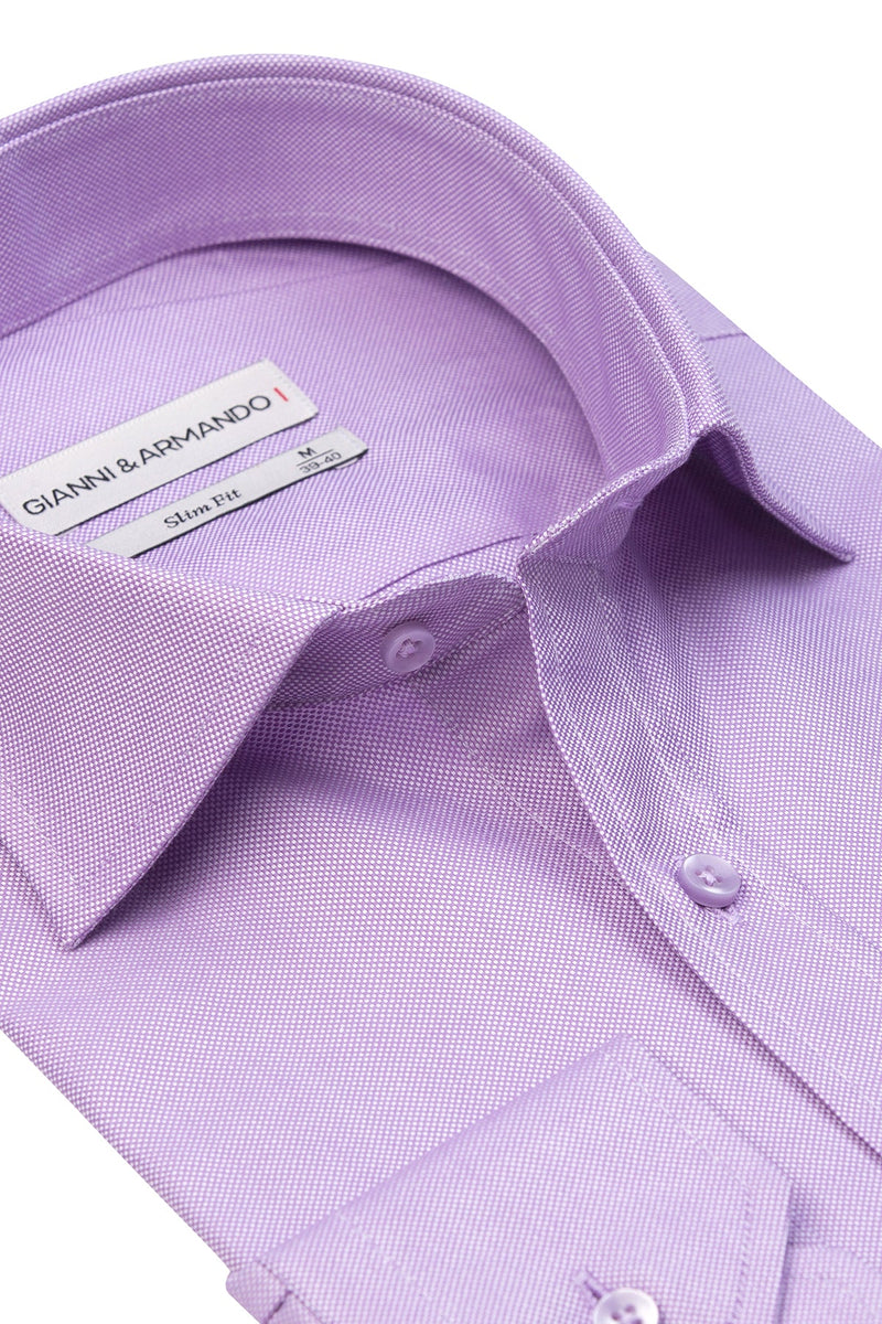 Detailaufnahme des Kent-Kragens und Button-Down-Designs des Hemds