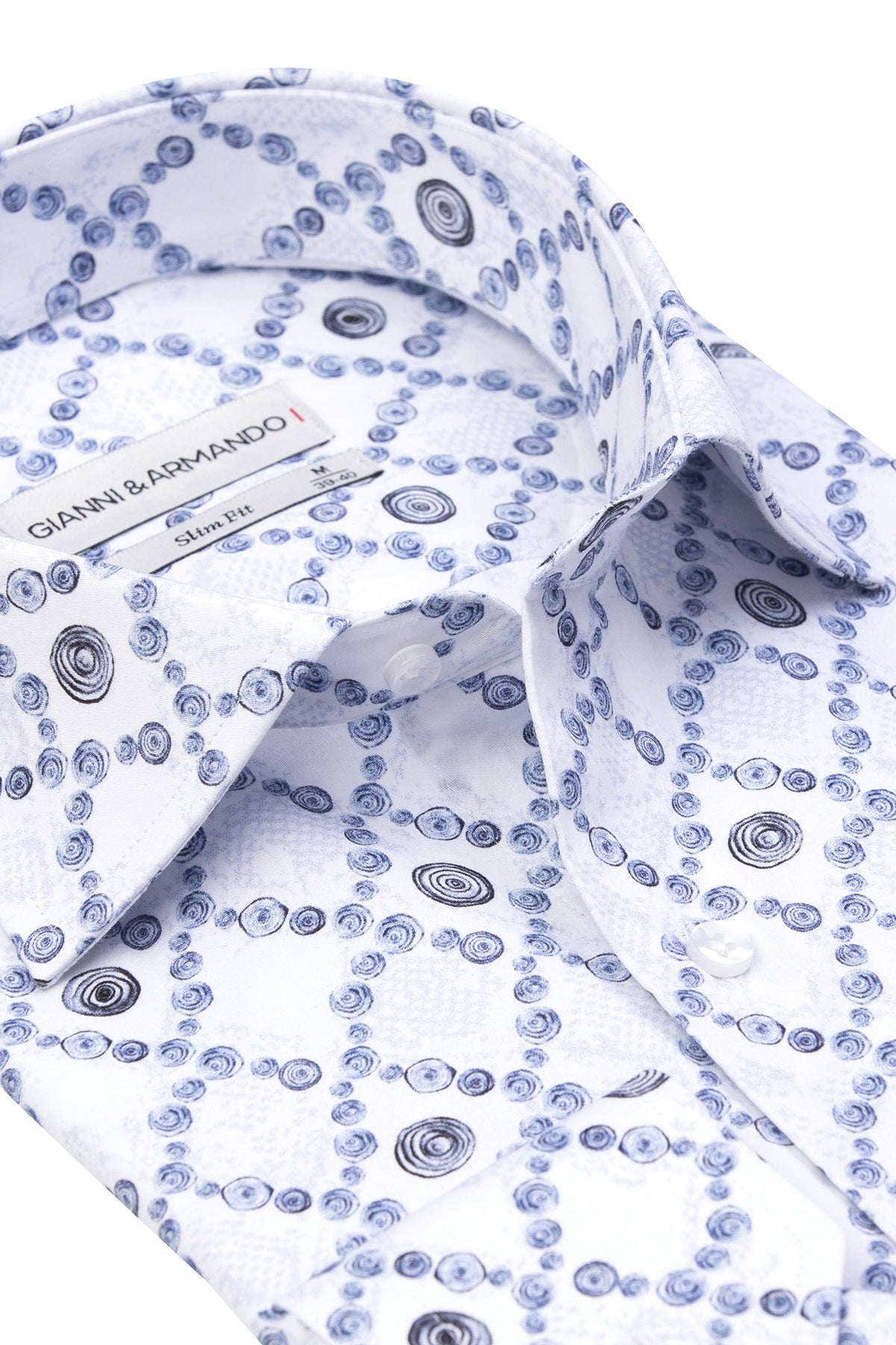Gros plan sur le motif floral raffiné de la chemise Slim Fit