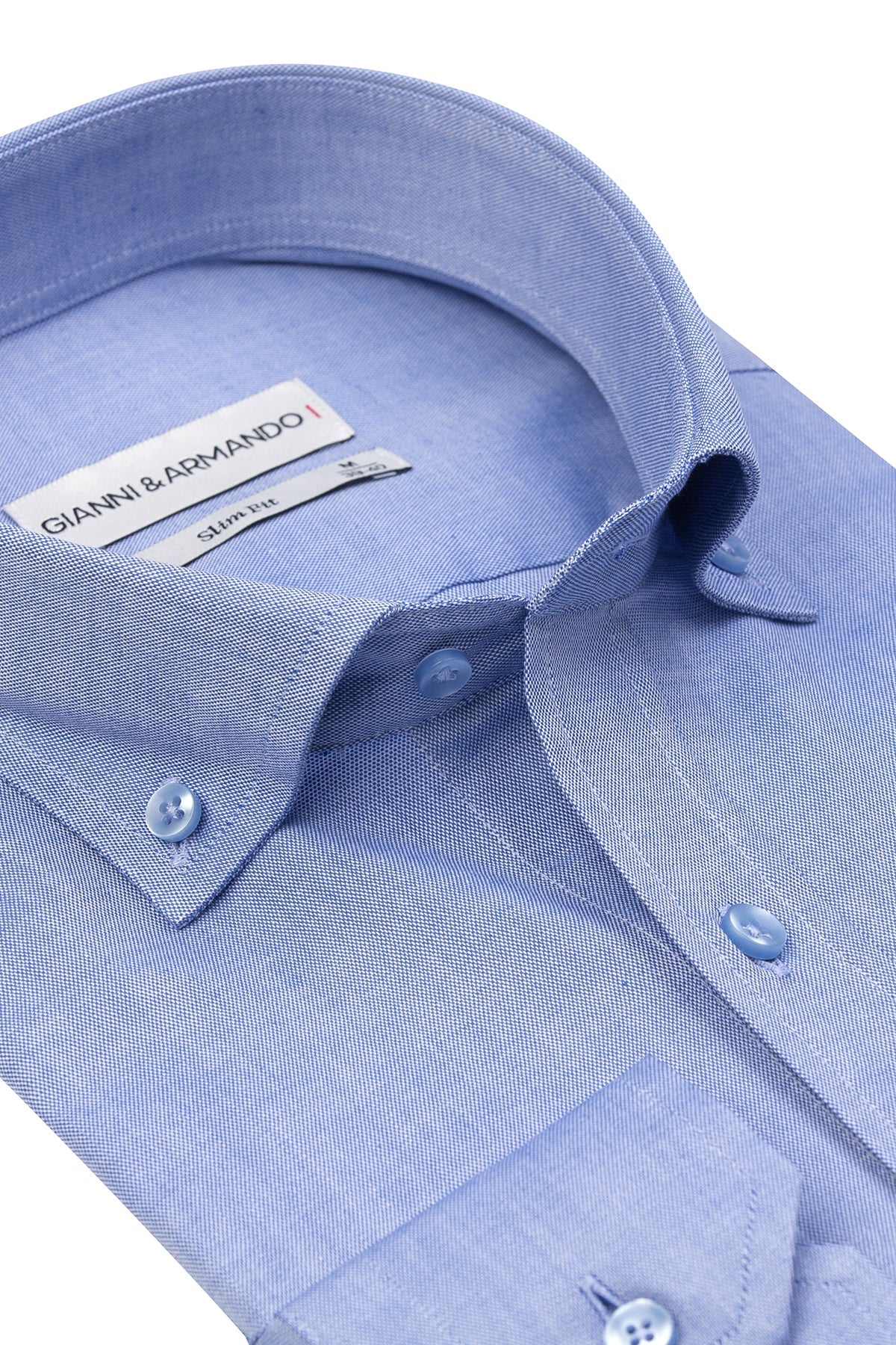 Seitliche Ansicht des Hemdes mit ausgestelltem Kragen und nahtloser Button‑Down‑Konstruktion.