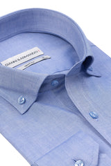 Detailaufnahme des Button‑Down Kragens mit feiner Nähstruktur – Fokus auf hochwertige Baumwolle