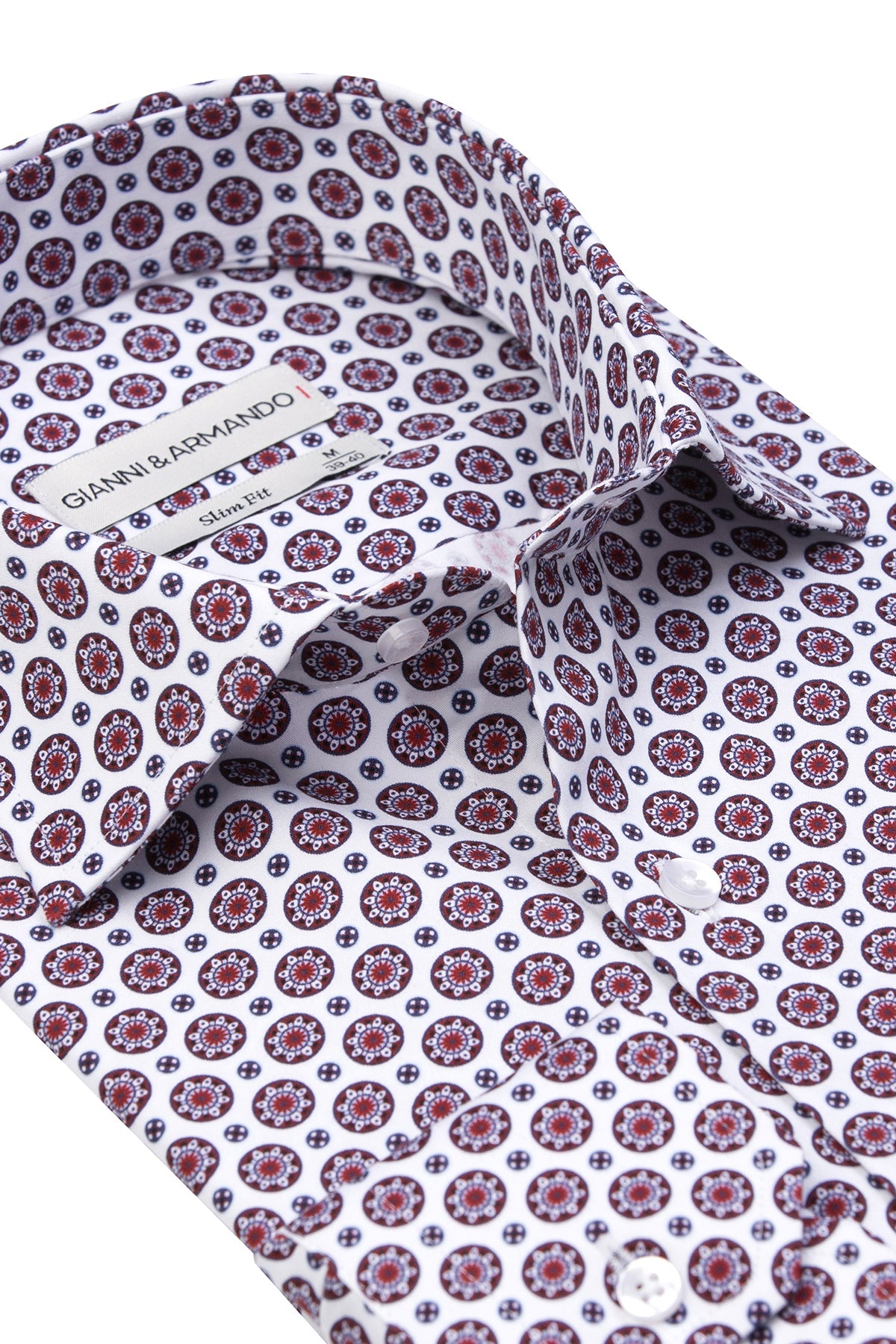 Nahaufnahme des Blumenmusters auf dem Slim-Fit Hemd, detailreiche Textur
