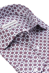 Nahaufnahme des Blumenmusters auf dem Slim-Fit Hemd, detailreiche Textur