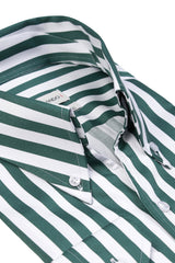 Nahaufnahme der Button‑Down‑Details auf dem Slim‑Fit‑Hemd in Weiß‑Grün