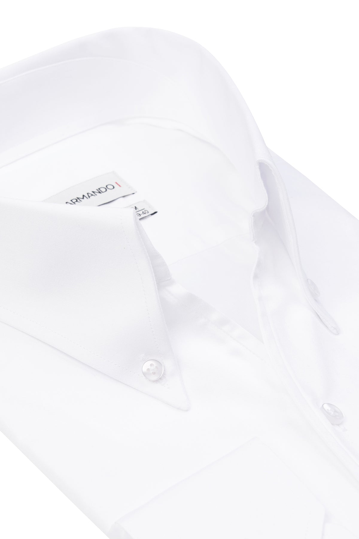 Detailaufnahme der langen Ärmel des Slim Fit Hemdes, betont die feine satinierte Baumwolle