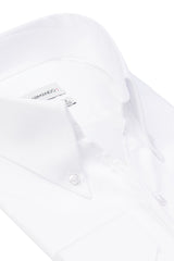 Detailaufnahme der langen Ärmel des Slim Fit Hemdes, betont die feine satinierte Baumwolle
