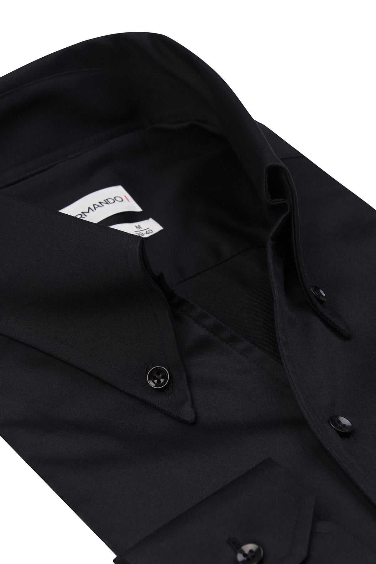 Vorderansicht des Slim‑Fit‑Hemds, schlichter Button‑Down‑Kragen, schwarze Farbe.