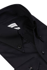 Vorderansicht des Slim‑Fit‑Hemds, schlichter Button‑Down‑Kragen, schwarze Farbe.