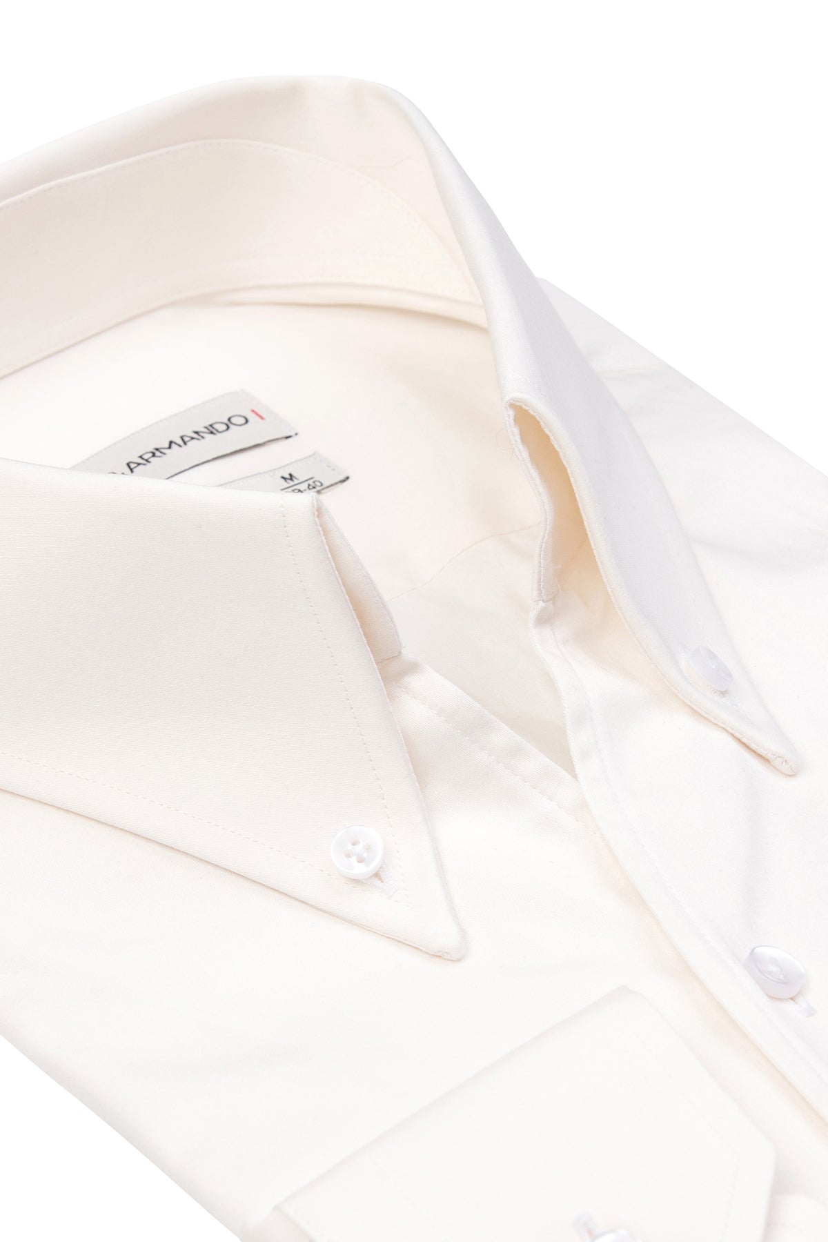 Herrenhemd in Crem, getragen von Model im Business‑Look
