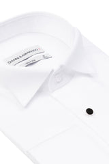 Detailaufnahme des feinen Stehkragens des weißen Smoking Hemds