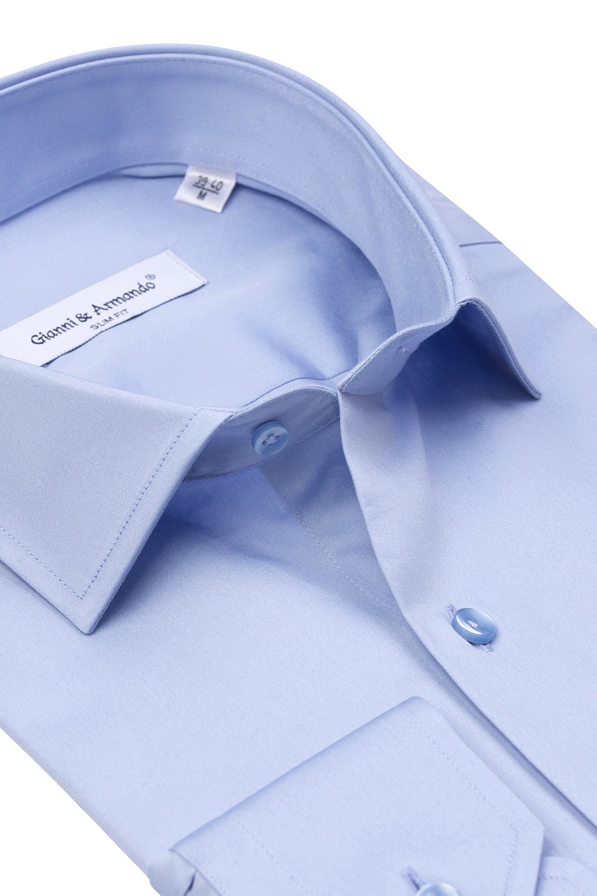 Vorderansicht mit Button-Down-Kragen des hellblauen Slim Fit Hemds, ideal für formelle Anlässe.
